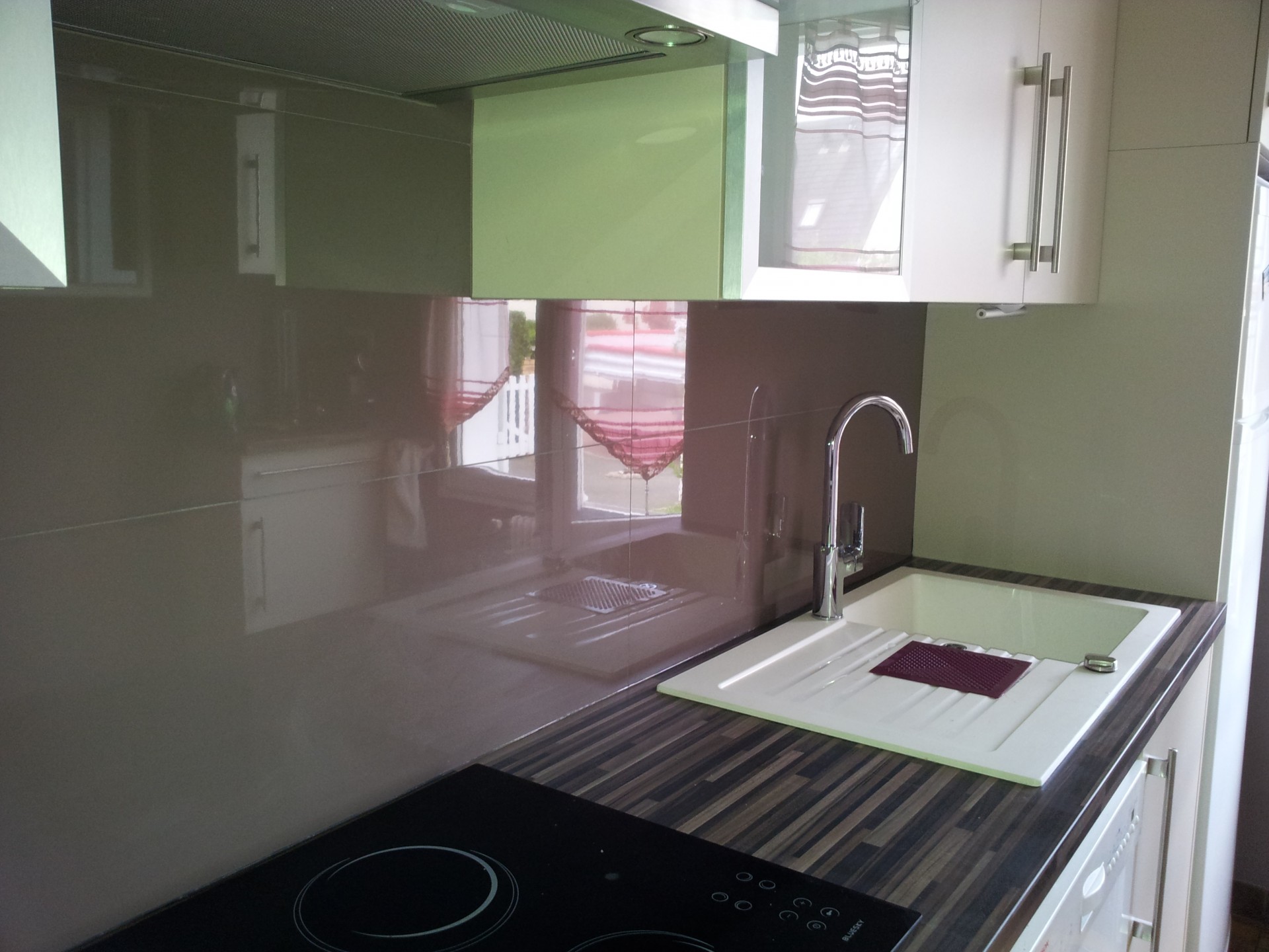 Credence cuisine carrelage poli