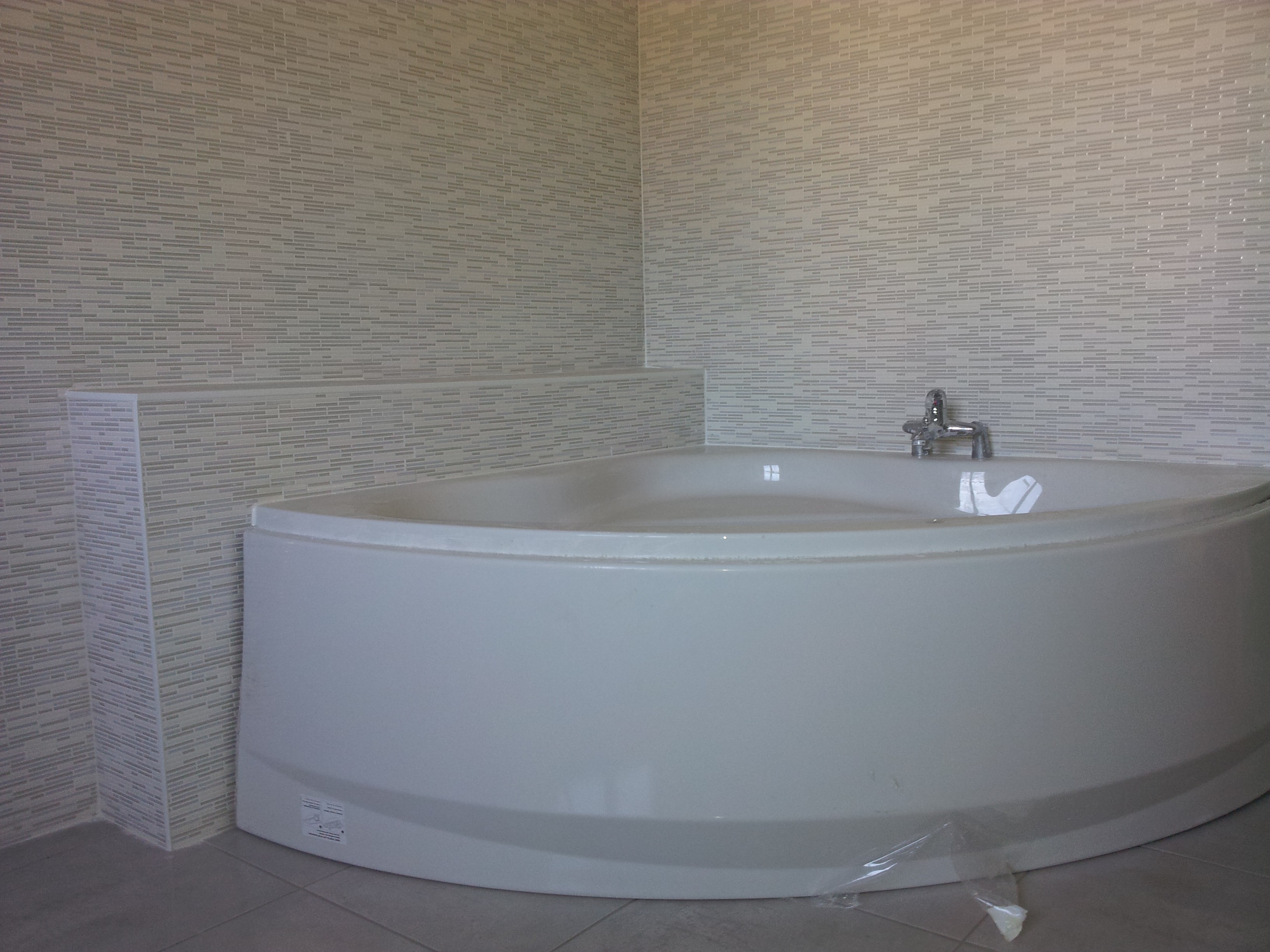 Faience sur baignoire d angle